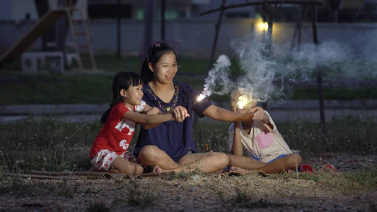 幸福的家庭, 年轻的母亲与男孩和女孩的火举行 sparkl