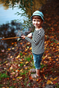 男孩钓鱼杆