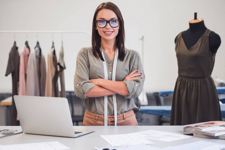 有吸引力的设计师工作照片