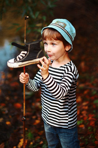 男孩钓鱼杆
