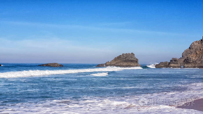 美丽的海洋潮汐在群山附近