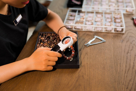 首饰设计师图片