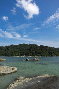 马来西亚邦咯岛的海岛岩石和绿松石海水对天空的风景海滩