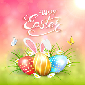 粉红色的阳光背景与复活节彩蛋和兔子耳朵在草地上