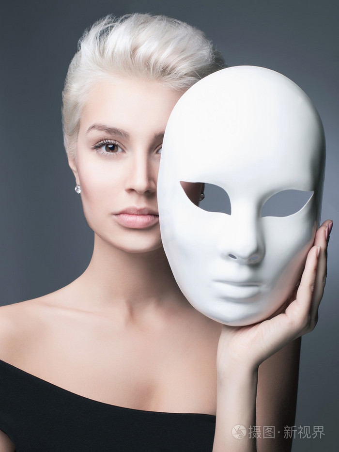 戴着面具的金发女士