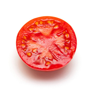 番茄一半孤立在白色背景。美味又健康的食物。平躺，顶视图