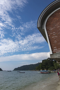 风景秀丽的海滩与海岛, 小船和绿松石海水反对天空在邦咯岛, 马来西亚