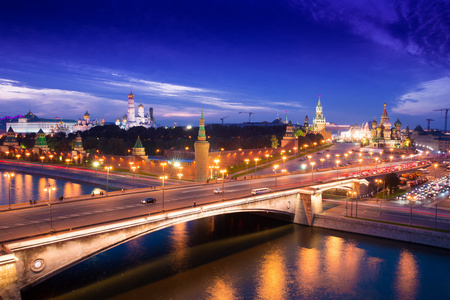 晚上空中全景到大 Moskvoretsky 桥，列夫斯基血统的莫斯科克里姆林宫 圣瓦西里大教堂和莫斯科河，俄罗斯莫斯科塔