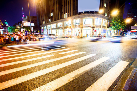 拥挤的道路斑马线与体育馆