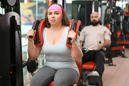 超重女子健身房训练