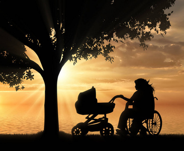 残疾的妇女在轮椅和婴儿车在树下