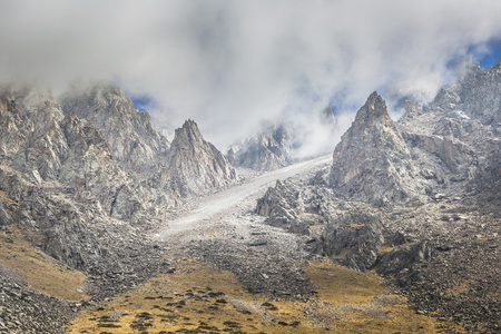 Ala 差峡谷在总和的山地景观的全景