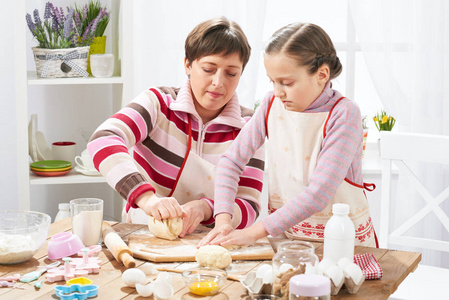 母亲和女儿在家做饭, 做包子的面团