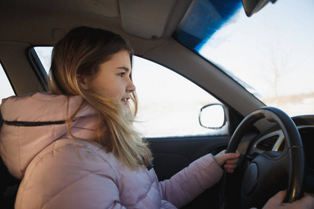 男女开车兜风图片