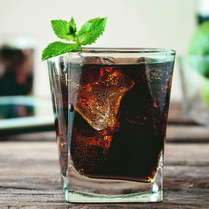 元气满满表情包满满倒了杯可乐照片