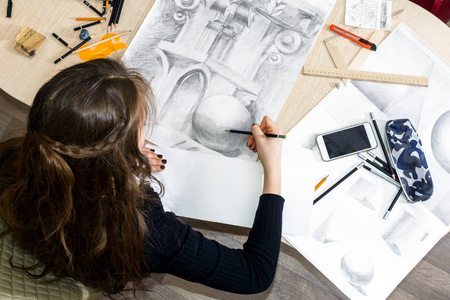 女建筑师设计师的最高视角是用铅笔在白纸上画草图.