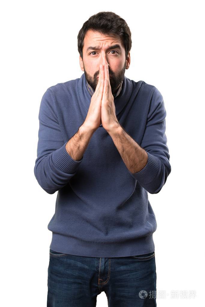 英俊的黑发男子与胡子恳求白色背景