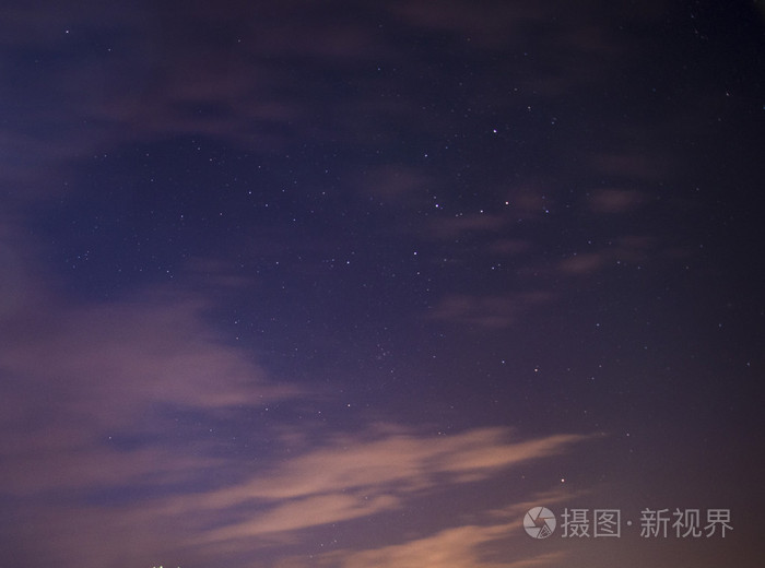 美丽的星星在黑暗的天空
