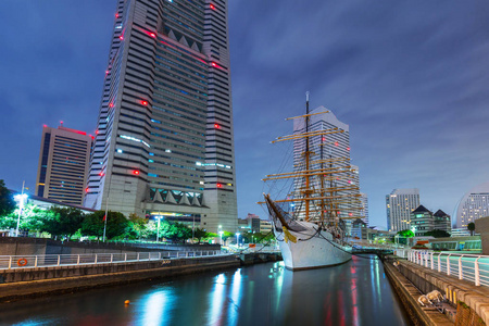 横滨市夜间的城市景观