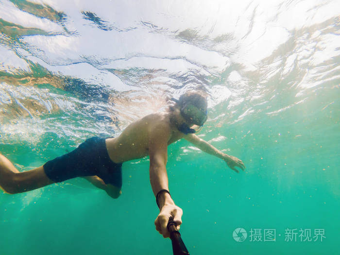 年轻的高加索浮潜人在水自拍在泰国做