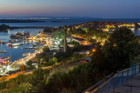 索佐波尔港口布尔加斯地区的全景夜景照片