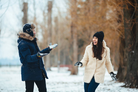 男孩和女孩玩雪