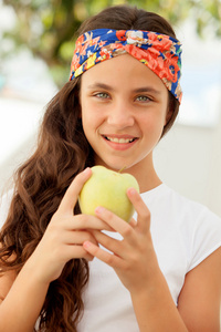 十几岁的女孩吃一个苹果
