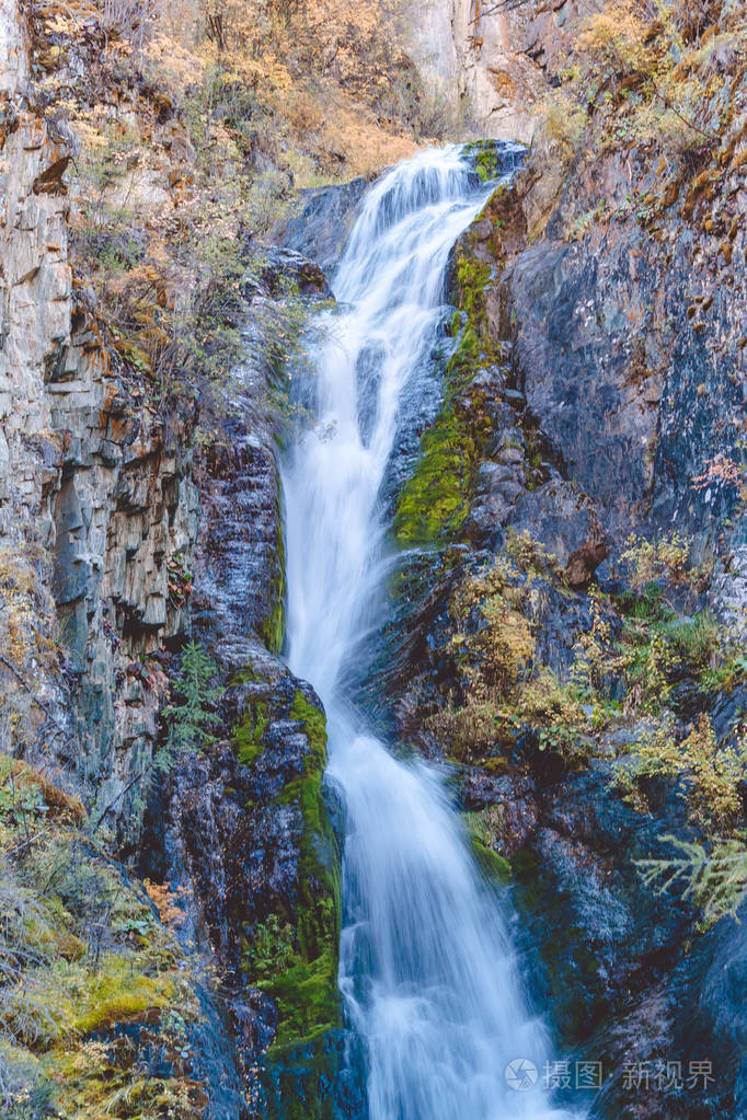 山瀑布在岩石.山溪, 探险在山里