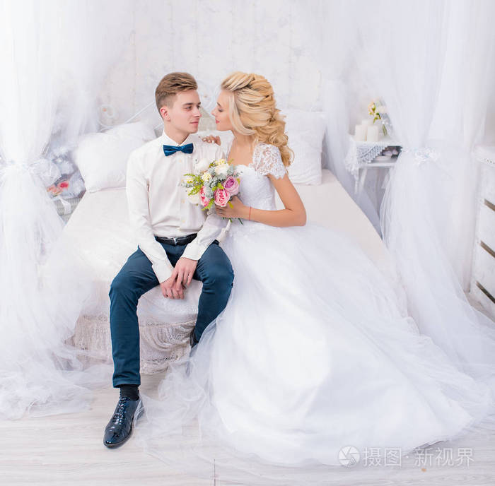 情侣新娘和新郎在奢华的装饰.新娘和新郎在一起.情侣拥抱.