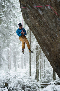 冬季户外运动。攀岩者提升具有挑战性的悬崖。极端运动攀登