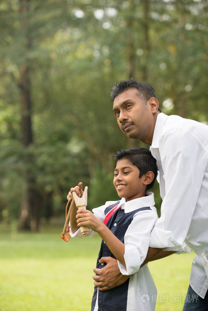 印度的父亲和儿子玩弹弓