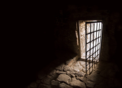 古代门的黑暗的房间里图片