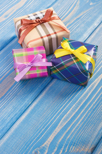 用丝带的多彩礼物包装纸的圣诞节或其他庆祝活动，文本的副本空间