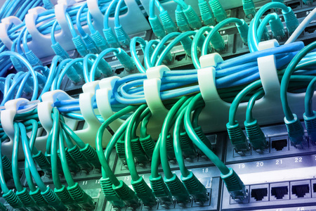 服务器机架用蓝色的电缆