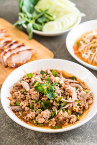 麻辣肉馅猪肉拉布传统泰国菜