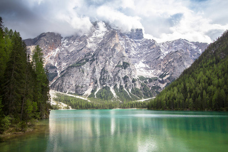 Braies 湖在白云岩, 意大利