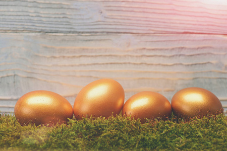 传统的复活节金蛋在木质背景下