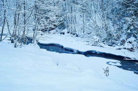 冬天降雪后的山区河流图片