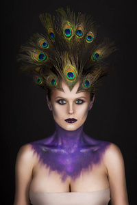 美丽的房女孩穿着孔雀羽毛在她的头发和艺术紫罗兰闪闪发亮的身体艺术在她的脖子上 , 先锋化妆