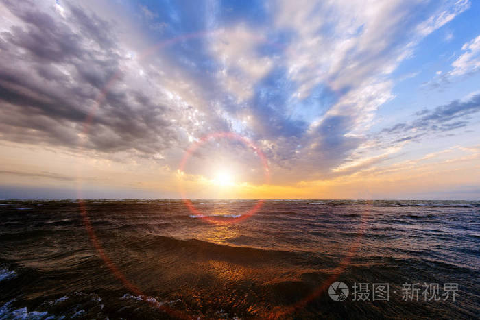 美丽的太阳升起在海滩上
