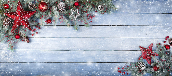 圣诞枞树上木制背景与雪花