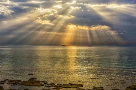 阳光透过云层照片