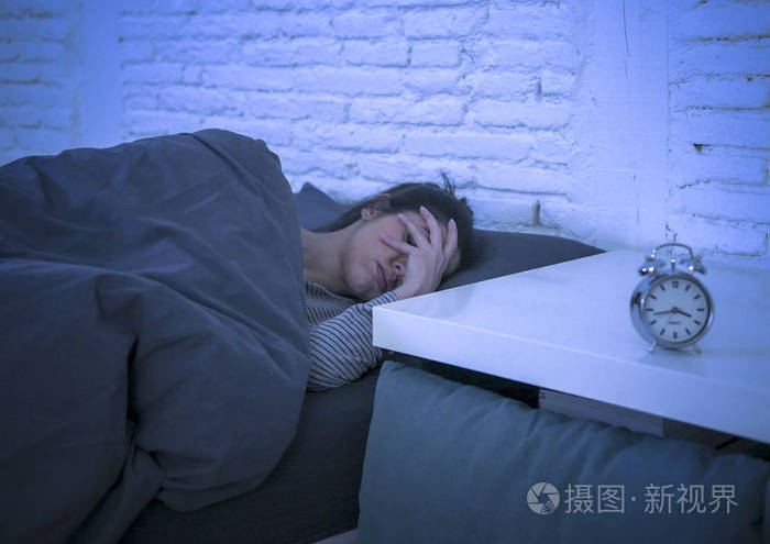 照片 年轻美丽哀伤和忧虑的拉丁妇女遭受失眠和睡眠障碍问题无法入睡