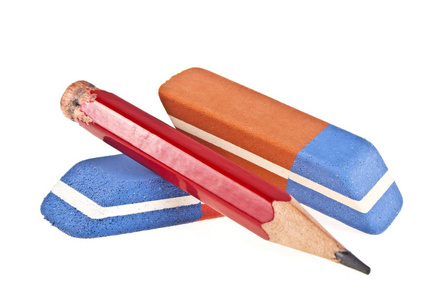 橡皮和孤立在白色背景上的红色铅笔