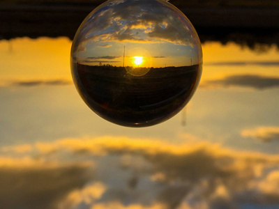 水晶球环境概念中多云天气的日落反射