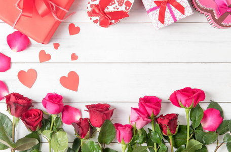 红色和粉红色的玫瑰与礼品盒上的木材
