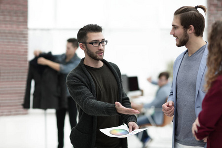 设计师在现代工作室与客户交谈照片