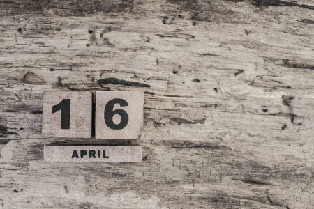 4 月在木制背景的多维数据集日历
