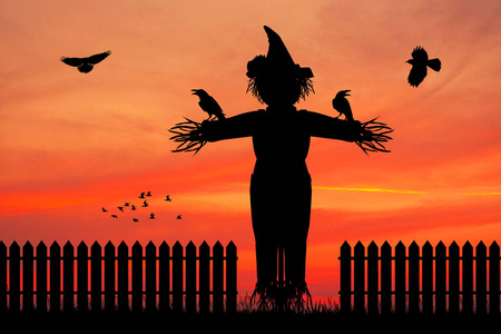 稻草人日落时的剪影照片