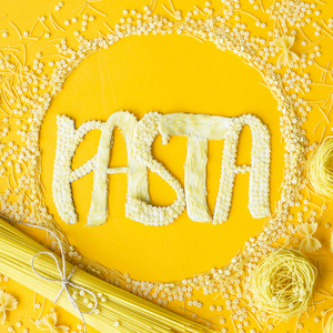 意大利面字母背景这个词意面是用大量的字母从小的原始通心粉, 在不同